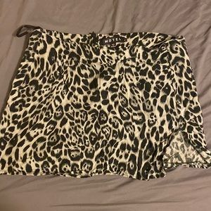 Motel leopard skirt